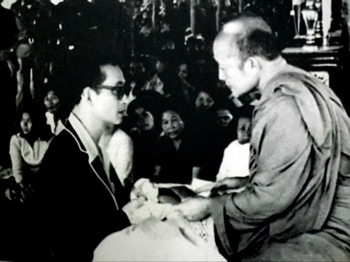 อรหันต์ผิดคิว!! อุตส่าห์เตี๊ยมกันมาซะดิบดี ... เมื่อหลวงพ่อจวนต้องรับเสด็จ แต่รองผู้ว่าฯ เจ้ากรรมดันลืมกระซิบบอกว่าคนไหนคือ "ในหลวง"!!