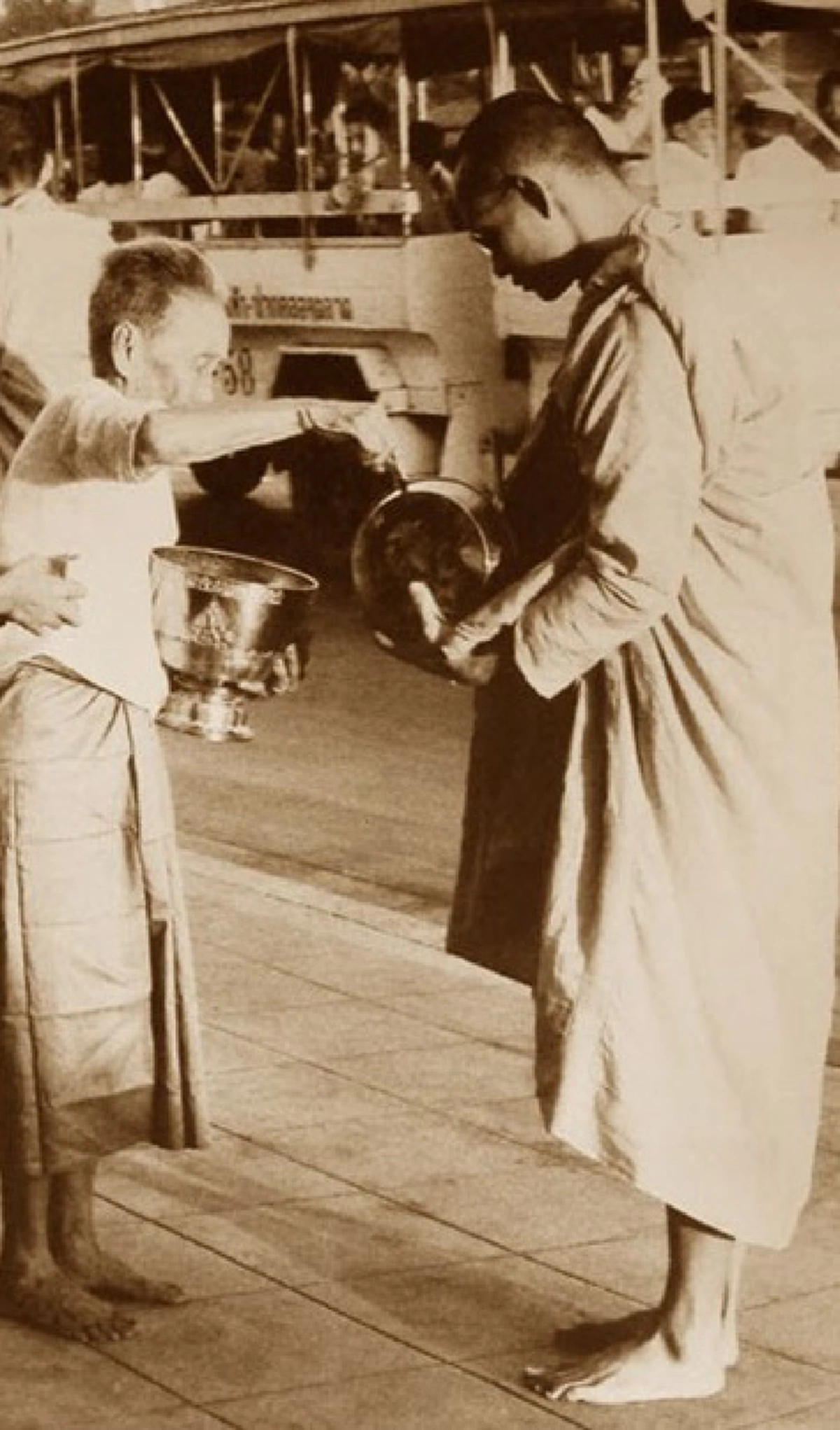 พระผู้เป็นมงคลแห่งแผ่นดิน!! ๒๒ ตุลาคม "ในหลวงรัชกาลที่ ๙" เข้าพระราชพิธีทรงผนวชในพระบวรพุทธศาสนาตามโบราณราชประเพณี #วันนี้ในอดีต (คลิป) !!