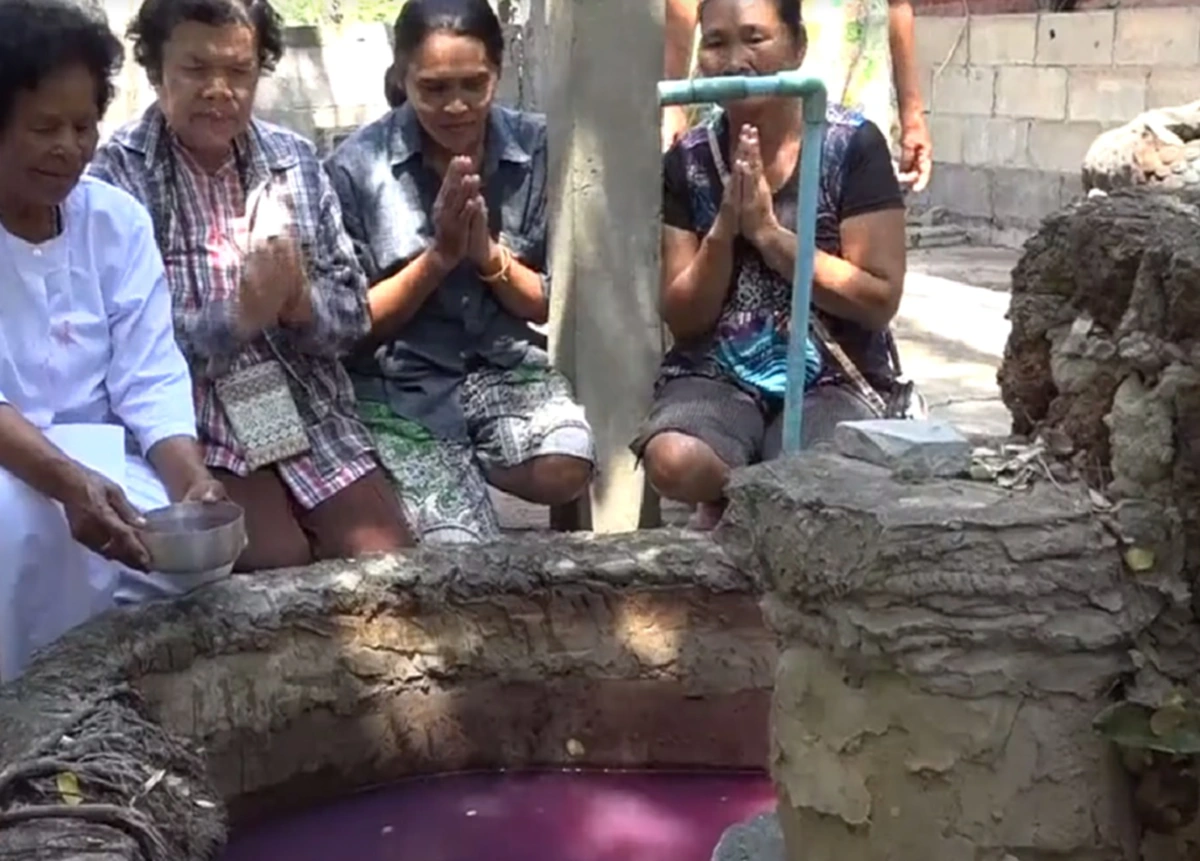 ฮือฮา!!! คนโคราชพบ "บ่อน้ำสีชมพู" ในวัดร้าง ก่อนแสดงอิทธิฤทธิ์ทำคนขนหัวลุก ชาวบ้านเชื่อเป็นบ่อน้ำศักดิ์สิทธิ์ (คลิป)