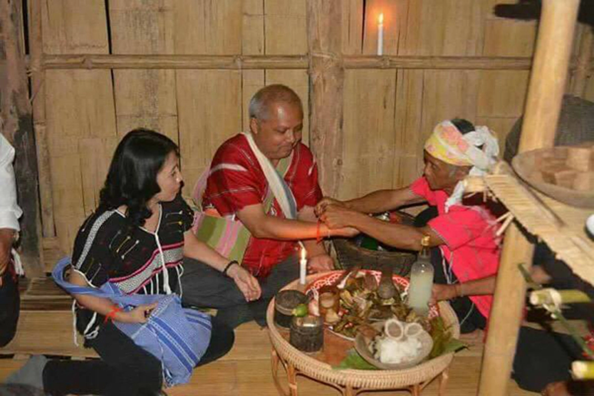 ขอพูดบ้าง!!! "ลูกสาว" ผู้ว่าฯแม่ฮ่องสอน สุดตรอมใจ! ขอระบายหลังพ่อถูกใส่ร้ายนานหลายอาทิตย์ เศร้าล้อกันเหมือนเรื่องตลก??
