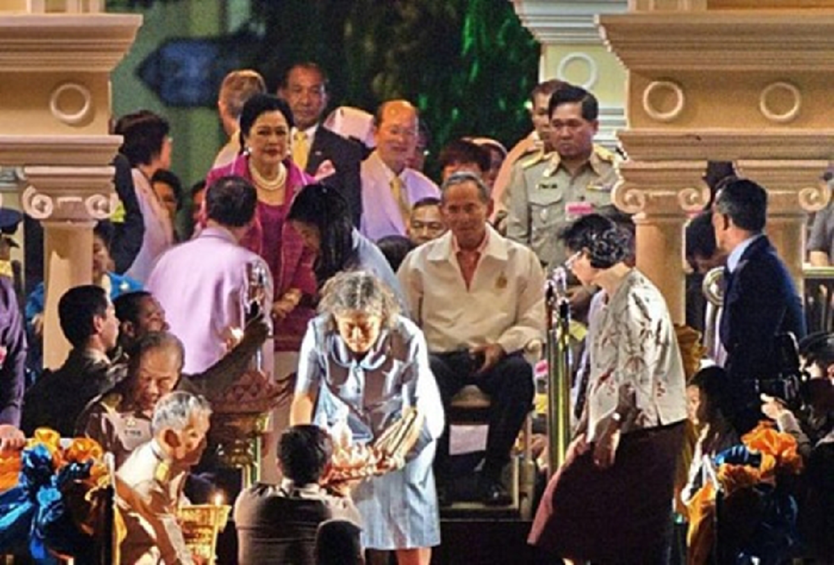 เปิดภาพชวนน้ำตาไหล....ภาพแห่งความทรงจำของชาวไทยในวันลอยกระทง "ในหลวงรัชกาลที่ ๙ " เสด็จลอยพระประทีป (ชมภาพ)