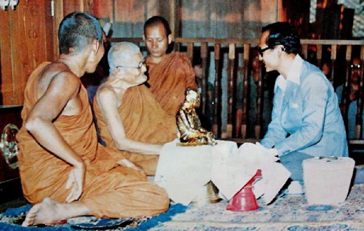 ย้อนชมภาพหายากมาก!! ในหลวง...ในดวงใจหลวงปู่แหวน หนึ่งความผูกพันระหว่าง "พระป่า-พระมหากษัตริย์" ที่บันดาล "ศรัทธาของมหาชน" ได้ไม่รู้จบ!!