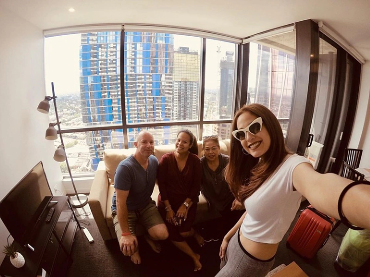 "ขวัญ อุษามณี" พาแม่แอ๊ว บินลัดฟ้าเยี่ยมพี่ลูกแก้ว ถึงออสเตรเลีย ถ่ายรูปครอบครัวสุขสันต์