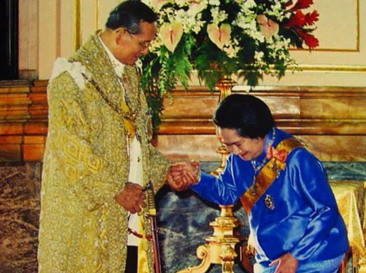 ในฐานะน้องชาย!! ทรงนอบน้อม..ตราตรึงใจคนไทยมิรู้ลืม &quot;ในหลวง ร.๙&quot; ทรงไหว้ &quot;สมเด็จพระพี่นางฯ&quot; ในพระราชพิธีสถาปนาพระอิสริยศักดิ์ (ชมคลิป) !!