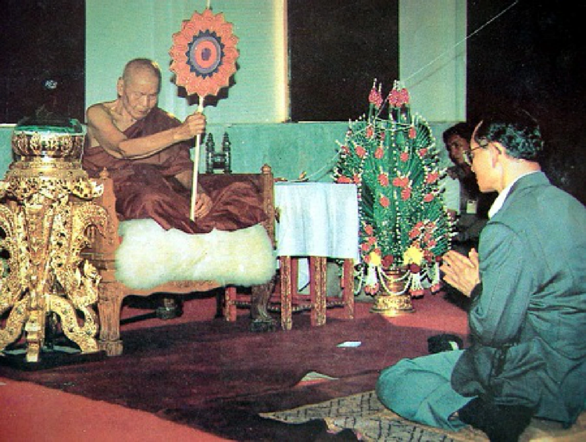 ปาฏิหาริย์บังเกิด!! "หลวงปู่หล้าตาทิพย์" ตั้งใจส่งกระแสจิตถวายพระพร "ในหลวง ร.๙" อย่างสุดกำลัง จนมีแสงออกจากหน้าผาก!!