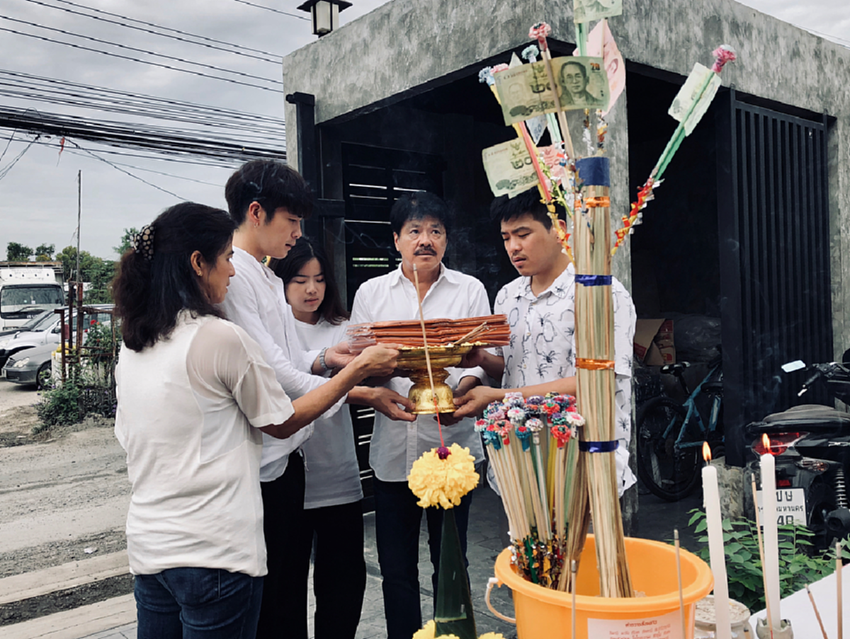 หลังใหญ่น่าอยู่! "อาเล็ก" ถือฤกษ์งามยามดีทำบุญขึ้นบ้านหลังใหม่ พร้อมหวานใจ "เต้ย" มาร่วมงาน! (รูปภาพ)