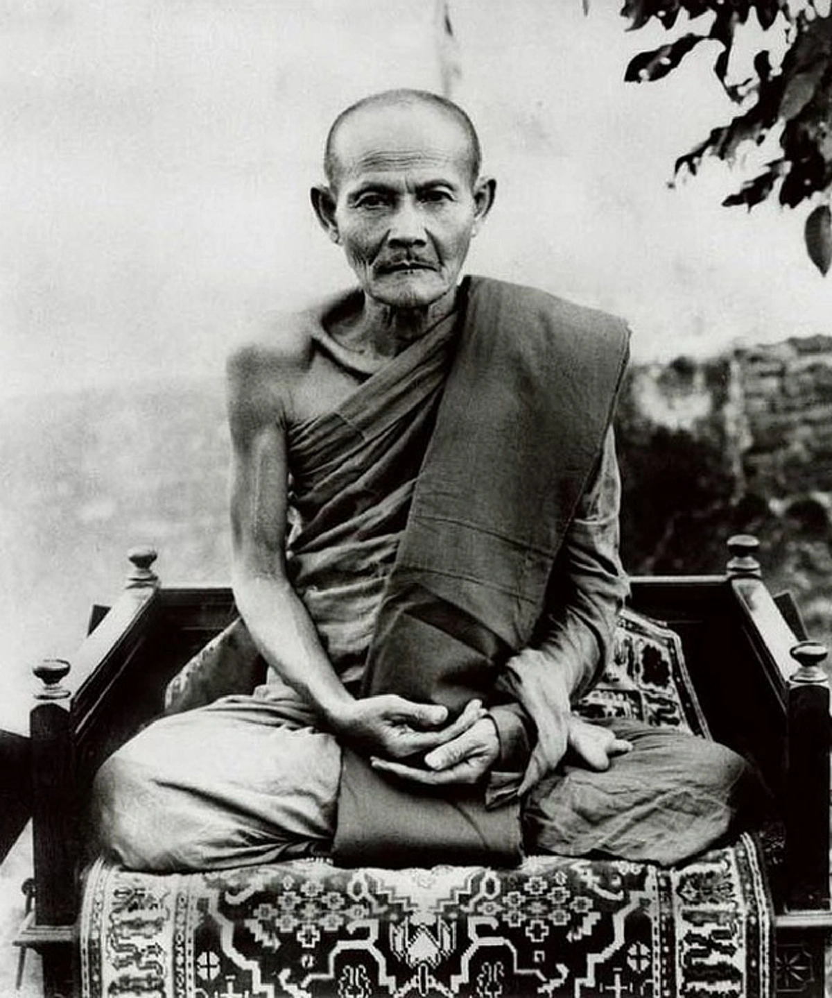 หลวงปู่มั่น นั่งสมาธิ