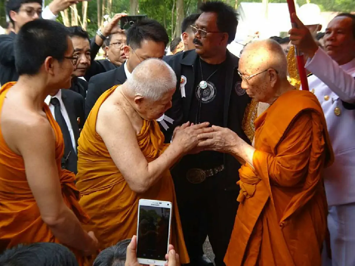 บันทึกนาทีมงคลแห่งประวัติศาสตร์พระป่า ...เหตุอัศจรรย์!! ขณะในหลวง ร.10 ทรงประกอบพิธี “ยกฉัตรเจดีย์และบรรจุพระบรมสารีริกธาตุ” #ปรากฏการณ์มงคล