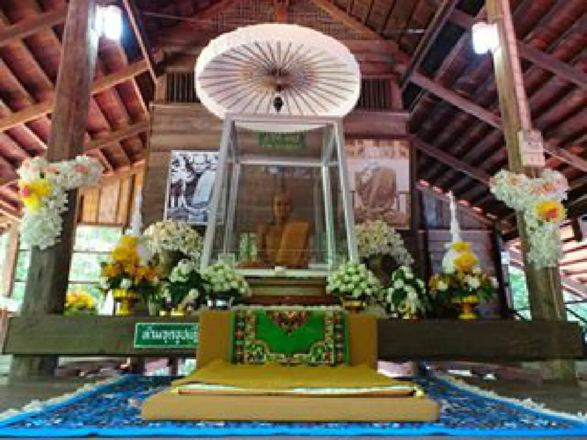 บันทึกนาทีมงคลแห่งประวัติศาสตร์พระป่า ...เหตุอัศจรรย์!! ขณะในหลวง ร.10 ทรงประกอบพิธี “ยกฉัตรเจดีย์และบรรจุพระบรมสารีริกธาตุ” #ปรากฏการณ์มงคล