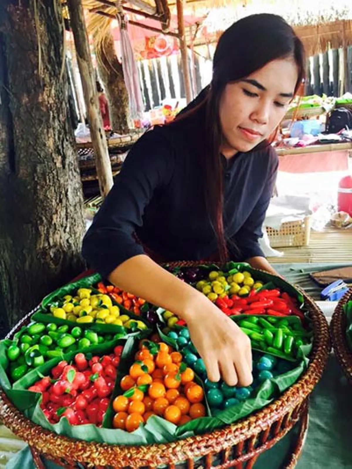 ห้ามพลาด !! ที่สุดแห่งตลาดไทยย้อนยุคบ้านระจัน !! ที่จะพาคุณกลับไปสู่ กรุงศรีอยุธยา โดยไม่รู้ตัว !! อิ่มเอมกับประวัติศาสตร์ไปด้วยกัน