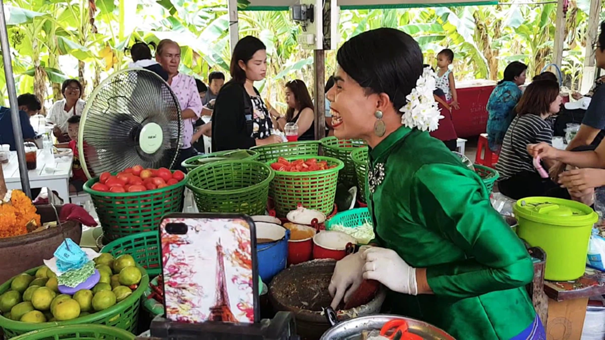 *สุดฮือฮา! เปิดภาพ "เจ๊ต๊อกแต๊ก" แม่ค้าส้มตำชื่อดัง ในชุดทำงาน "ข้าราชการ" (ชมคลิป)
