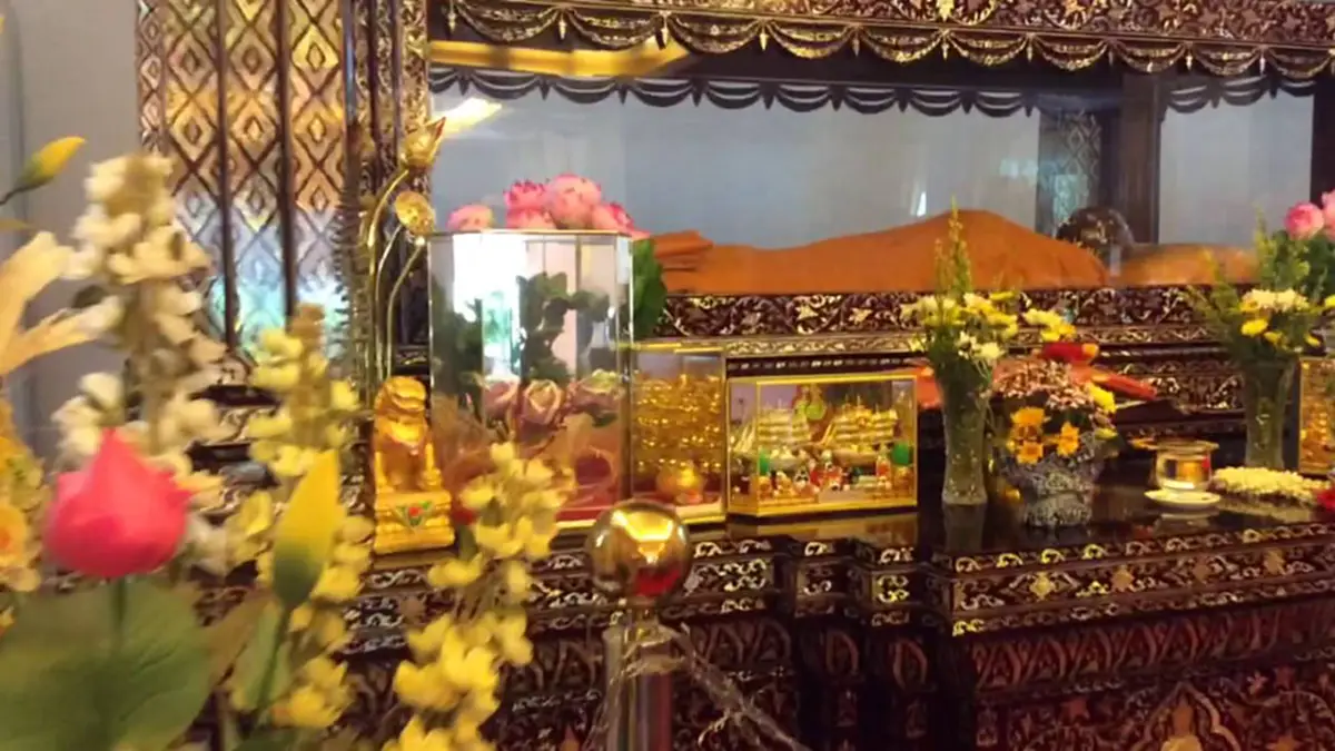 ด้วยบารมี "หลวงพ่อมุ่ย" เสี่ยคนดัง เจอฟันคอด้วยดาบอย่างจัง ไล่แทงจนดาบหัก สลบคาที่ จึงเป็นที่มา เหรียญรุ่นดาบหัก..