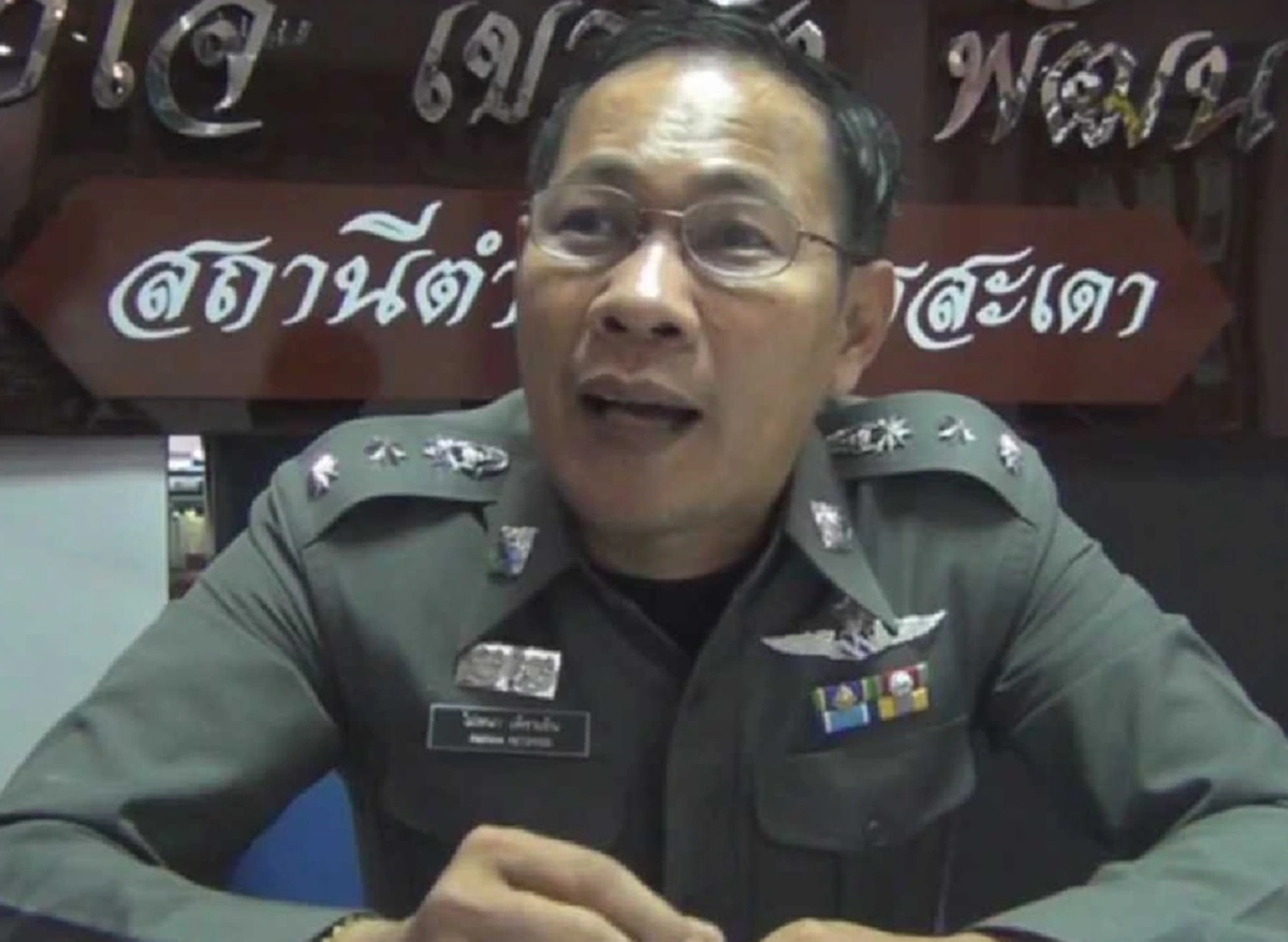 ลางสังหรณ์ตรงเด๊ะๆ!! เด้งด่วนอีกราย "ผกก.กาบเชิง" บกพร่องทำงาน ปล่อยตร.แต่งครึ่งท่อนชักธงชาติ แถวเคารพก็ไม่มี สภาพโรงพักอย่างโทรม..ฯลฯ !!?