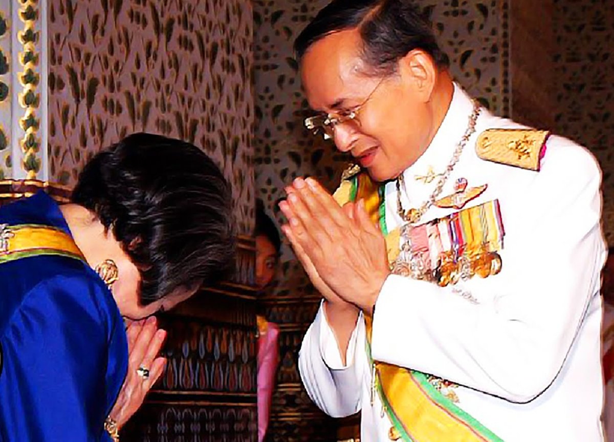 ในฐานะน้องชาย!! ทรงนอบน้อม..ตราตรึงใจคนไทยมิรู้ลืม &quot;ในหลวง ร.๙&quot; ทรงไหว้ &quot;สมเด็จพระพี่นางฯ&quot; ในพระราชพิธีสถาปนาพระอิสริยศักดิ์ (ชมคลิป) !!