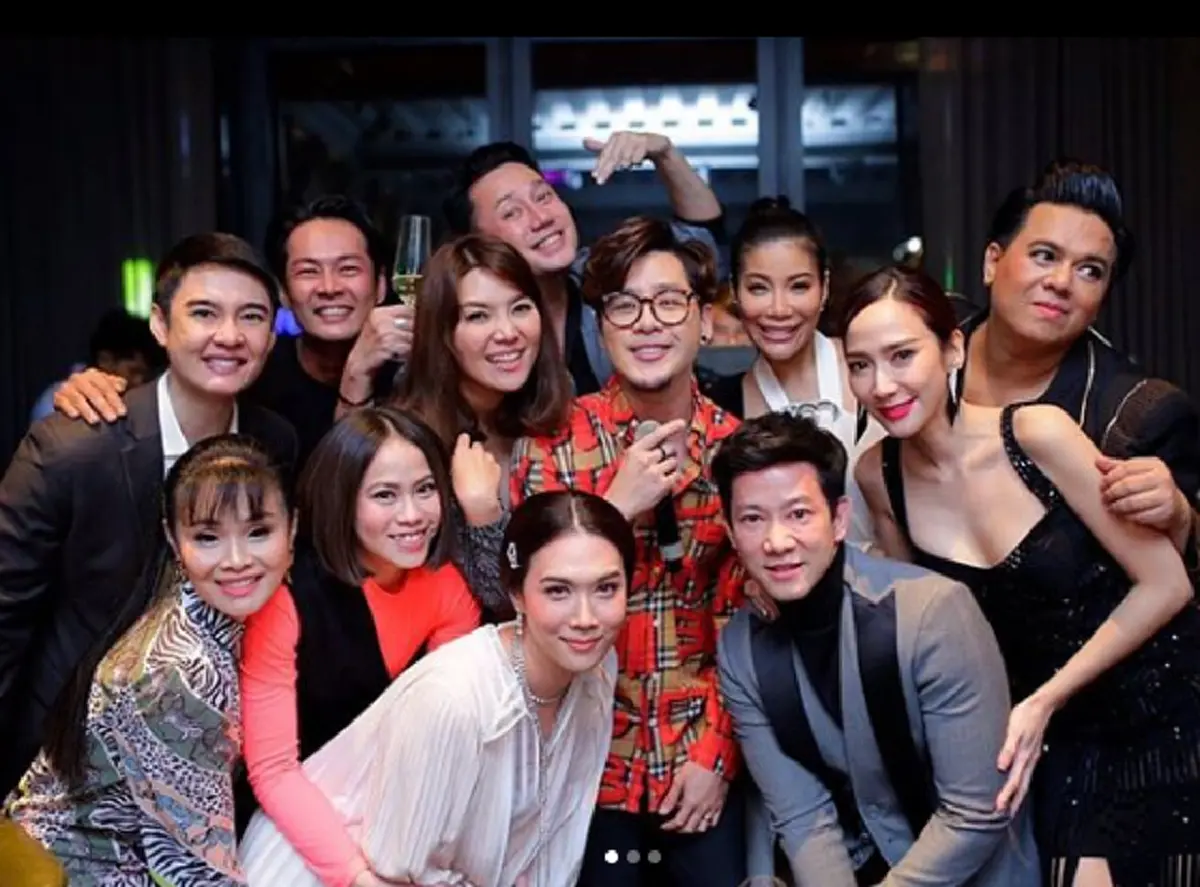 อั้ม พัชราภา ไชยเชื้อ เเละเพื่อนๆ