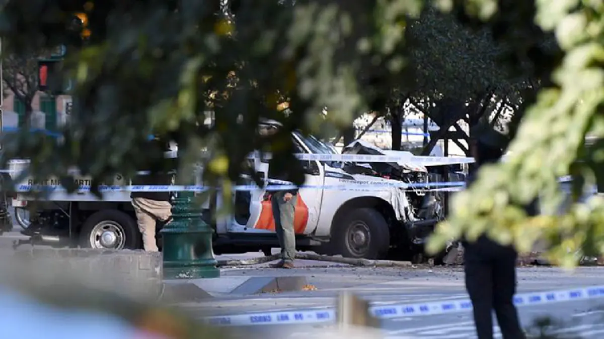 ด่วน!!! เกิดเหตุคนร้าย ขับรถพุ่งชนคน ก่อนลงมาใช้อาวุธปืนกราดยิง วันฮาโลวีน ในสหรัฐฯ ตายแล้ว 8 (คลิป)