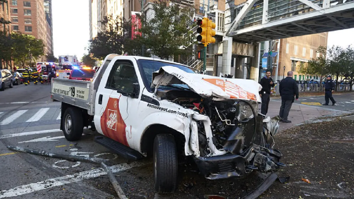 ด่วน!!! เกิดเหตุคนร้าย ขับรถพุ่งชนคน ก่อนลงมาใช้อาวุธปืนกราดยิง วันฮาโลวีน ในสหรัฐฯ ตายแล้ว 8 (คลิป)