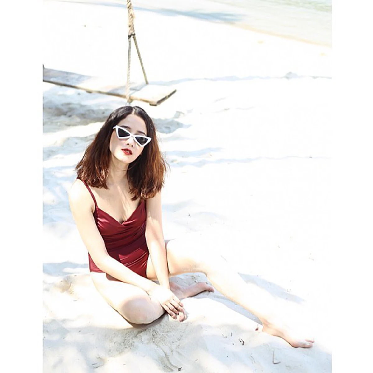 เนียนสุด! เมื่อ "โม อมีนา" โชว์ผิวขาวออร่า ในชุดว่ายน้ำวันพีชสีเนื้อ ทำเอาโฟกัสแทบไม่ละสายตา!