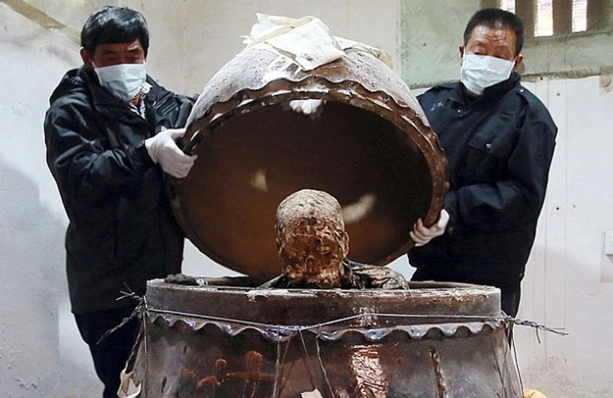 ล้ำกว่าอียิปต์เห็นๆ!! วัดจีนชุบร่าง "มัมมี่ไต้ซือ" ด้วยทองคำเปลว จนอร่ามทั้งร่าง ... ก่อนส่งไปประดิษฐานบนภูเขาให้ชาวบ้านสักการบูชา!!