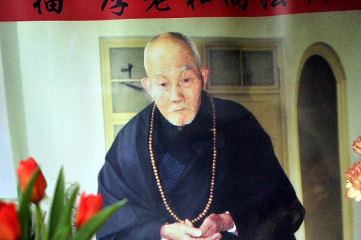 ล้ำกว่าอียิปต์เห็นๆ!! วัดจีนชุบร่าง "มัมมี่ไต้ซือ" ด้วยทองคำเปลว จนอร่ามทั้งร่าง ... ก่อนส่งไปประดิษฐานบนภูเขาให้ชาวบ้านสักการบูชา!!