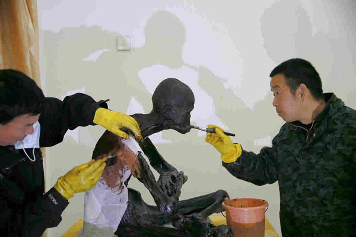 ล้ำกว่าอียิปต์เห็นๆ!! วัดจีนชุบร่าง "มัมมี่ไต้ซือ" ด้วยทองคำเปลว จนอร่ามทั้งร่าง ... ก่อนส่งไปประดิษฐานบนภูเขาให้ชาวบ้านสักการบูชา!!