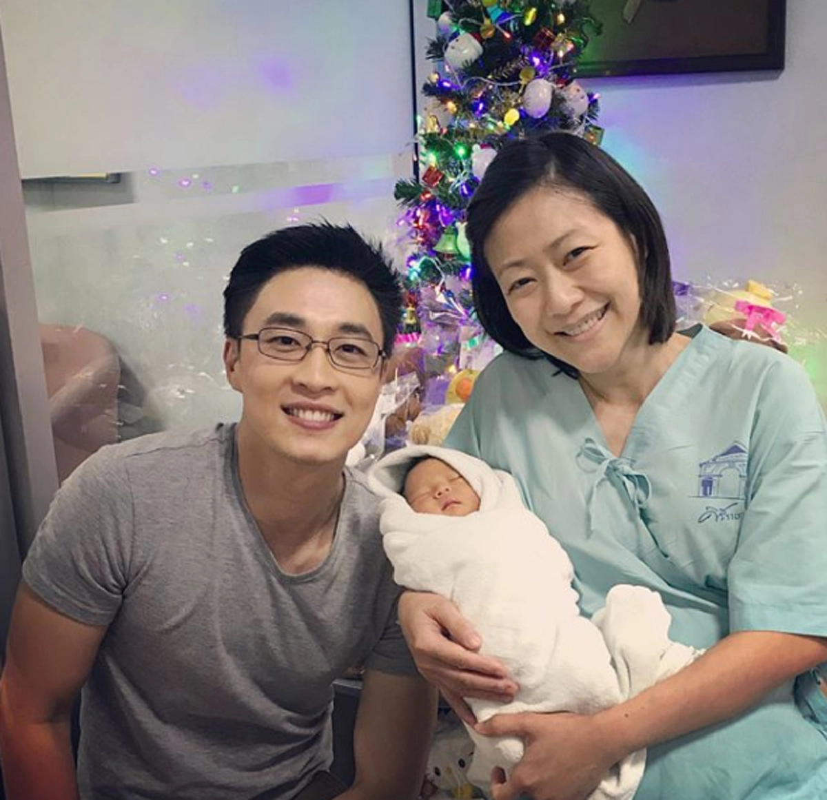 น่ารักน่าชังสุดๆ!! ส่องภาพ "น้องกรณ์" ลูกชายคนแรก "หมวย อริสรา" กับการรอคอยมากว่า 15 ปี อบอุ่นหัวใจ...วันนี้ครอบครัวสมบูรณ์แบบแล้ว !?!