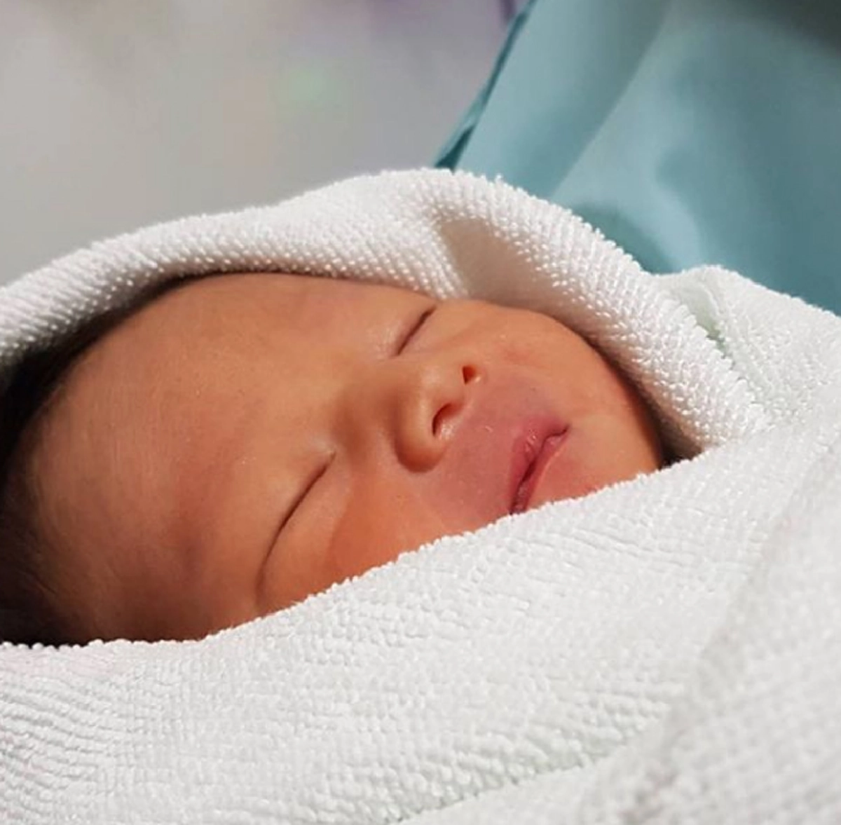 น่ารักน่าชังสุดๆ!! ส่องภาพ "น้องกรณ์" ลูกชายคนแรก "หมวย อริสรา" กับการรอคอยมากว่า 15 ปี อบอุ่นหัวใจ...วันนี้ครอบครัวสมบูรณ์แบบแล้ว !?!