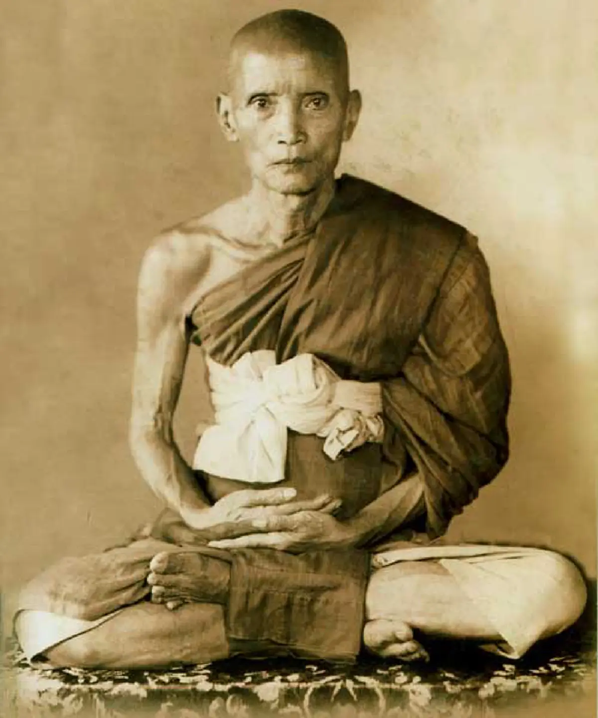 ในคอมีเพียงเหรียญ "หลวงพ่อมุ่ย" ปี ๒๕๑๖ คนงานก่อสร้างพลัดตกจากชั้น ๓แผ่นคอนกรีตหนัก ๒๐๐กก.นับสิบแผ่นไหลตามมาเฉียดร่าง