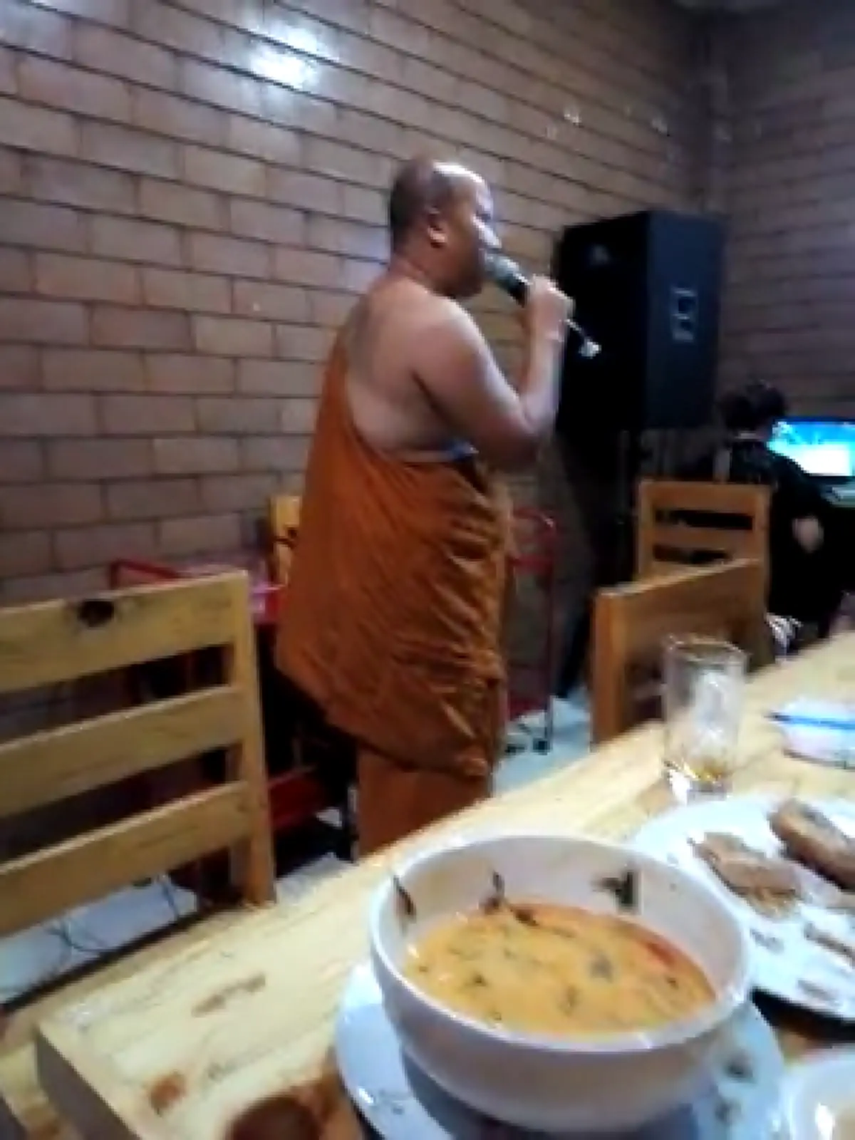 ม่วนอีหลีบ่!! คลิปฉาวว่อน "หลวงพี่" ร่วมวงเหล้าชาวบ้าน คว้าไมค์ร้องเพลง "คำแพง" ชาวเน็ตด่ายับ...มึ_ออกจากสงฆ์เหอะ!?? (มีคลิป)