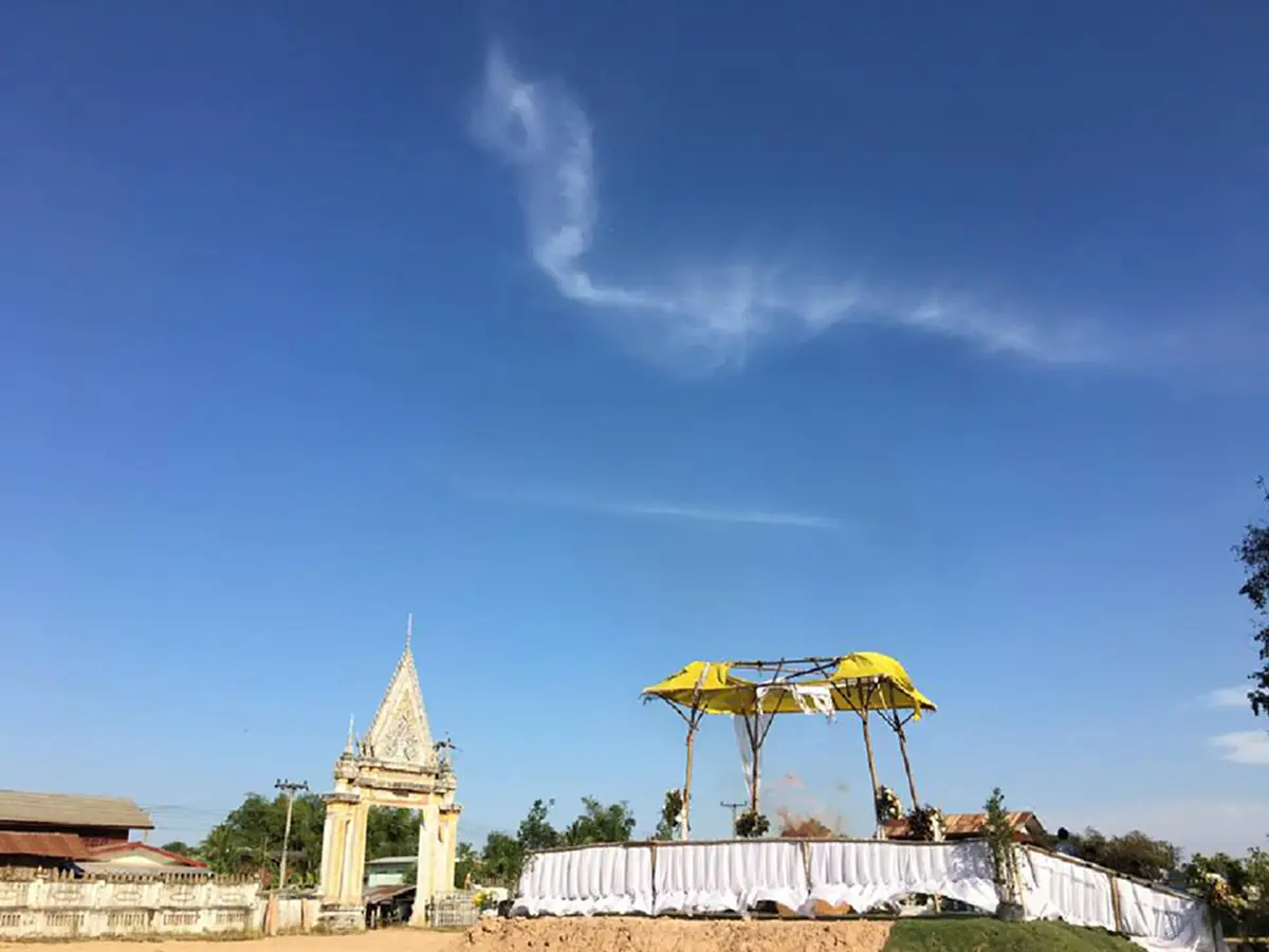 อัศจรรย์ !!! ปรากฎการณ์เมฆคล้ายรูปพญานาค ในงานประชุมเพลิงศพหลวงปู่สมศรี อาจาโร ภูปุย เจ้าอาวาสวัดศรีสว่างอารมณ์  13 มค. 61(มีคลิป)