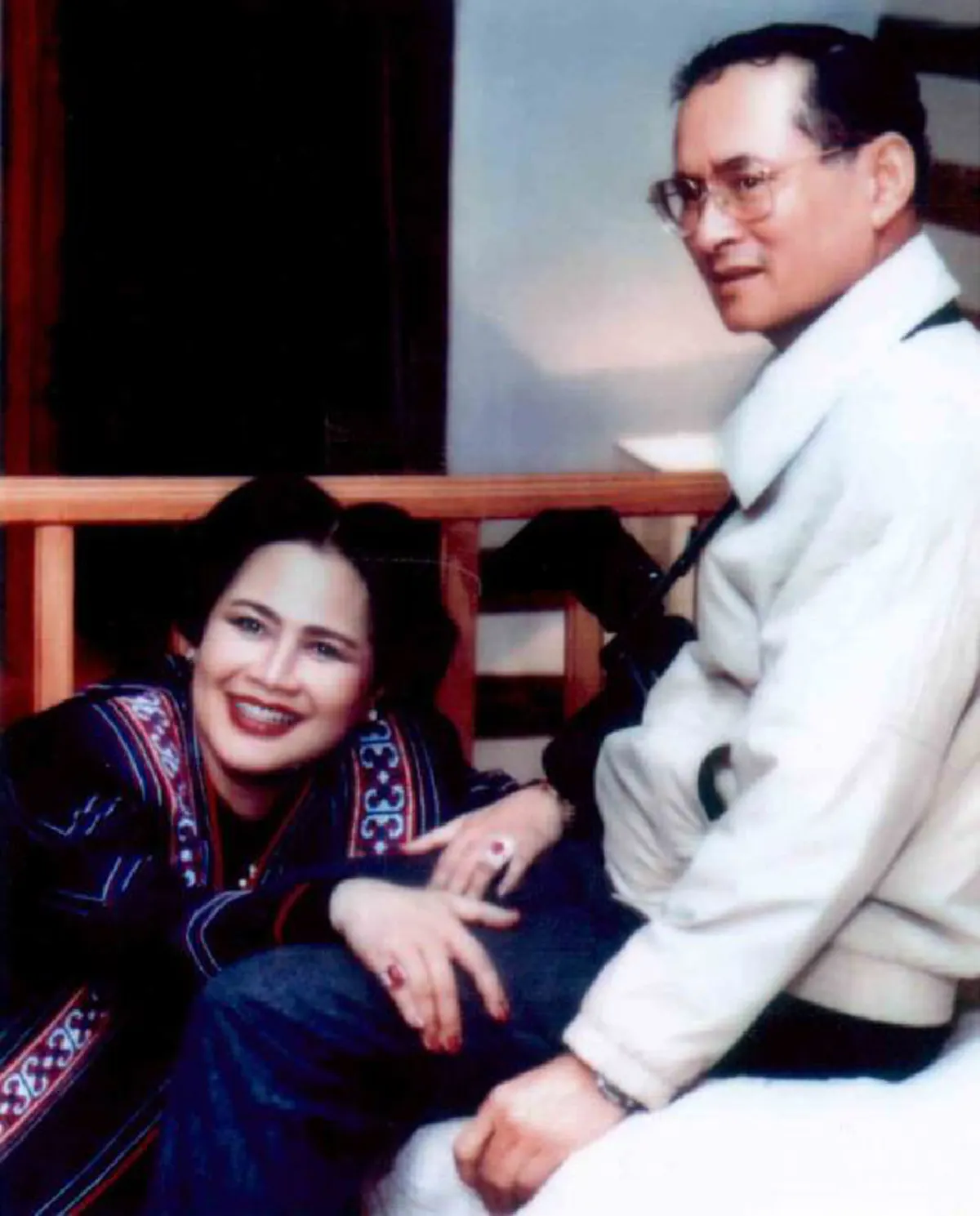 "รักแห่งแผ่นดิน"  ๒๘ เมษายน วันครบรอบพระราชพิธีราชาภิเษกสมรส ครบรอบ ๖๗ ปี ประมวลพระบรมฉายาลักษณ์พระคู่ฟ้ามิ่งขวัญของปวงชนชาวไทย