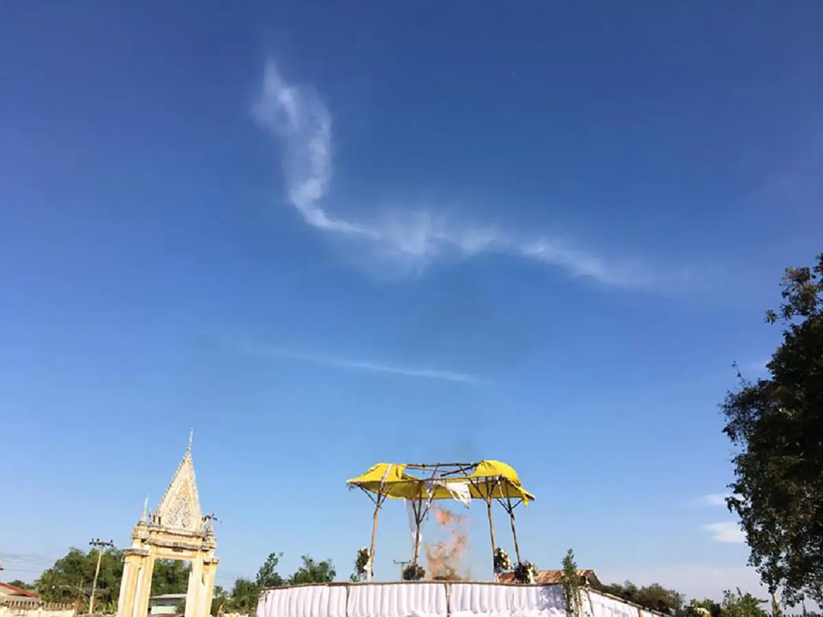 อัศจรรย์ !!! ปรากฎการณ์เมฆคล้ายรูปพญานาค ในงานประชุมเพลิงศพหลวงปู่สมศรี อาจาโร ภูปุย เจ้าอาวาสวัดศรีสว่างอารมณ์  13 มค. 61(มีคลิป)