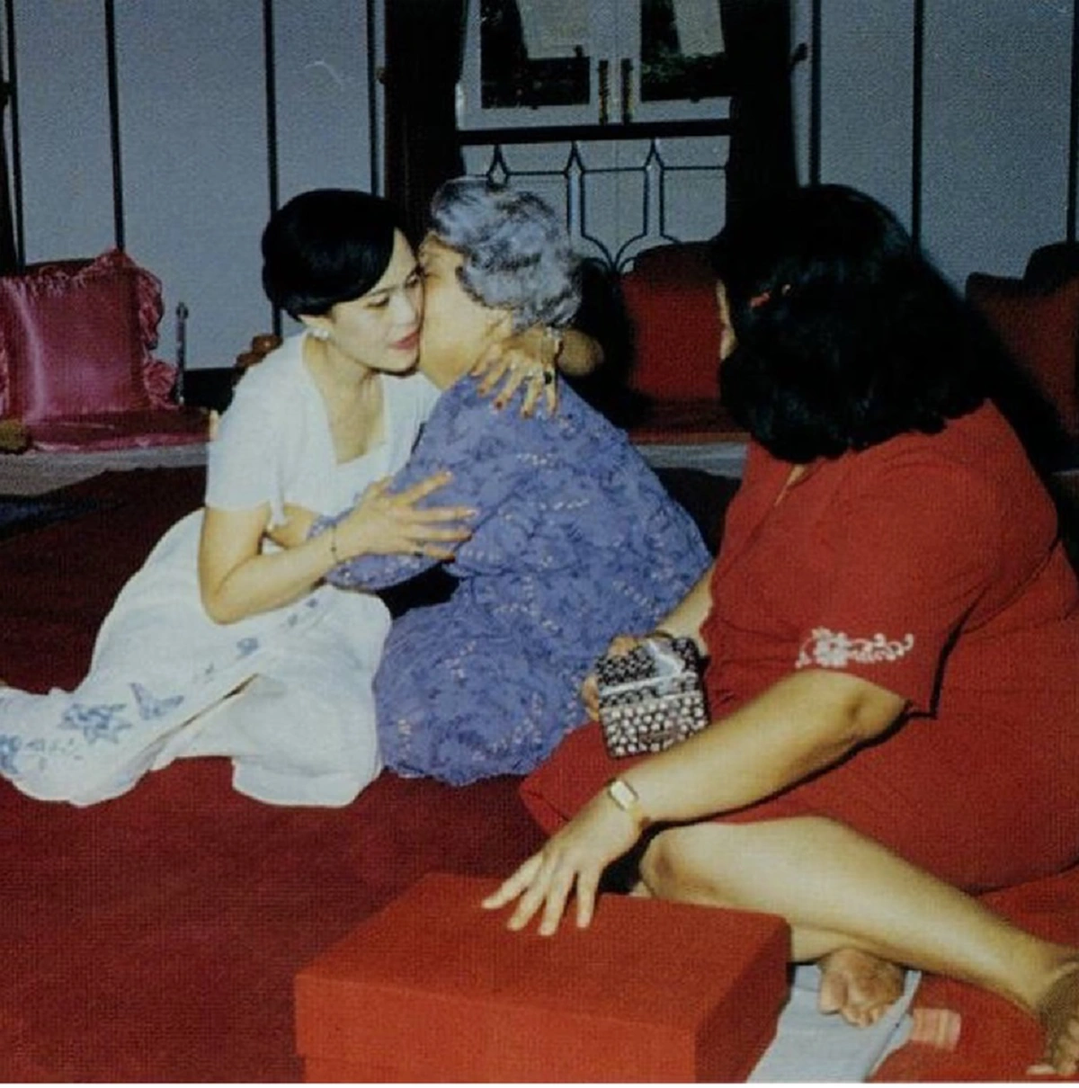 เป็นบุญตาที่ได้เห็น พระบรมฉายาลักษณ์ สมเด็จพระนางเจ้าฯ พระบรมราชินีนาถ ที่ทรงมีต่อหม่อมหลวงบัว กิติยากร พระมารดา (ภาพชุด)