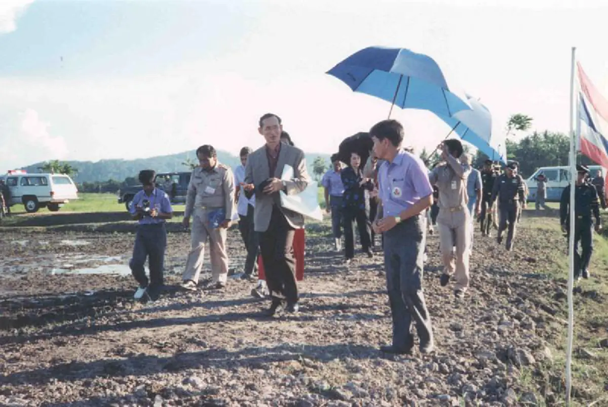 สุขทั้งแผ่นดิน!! โครงการพระราชดำริ ๗๐ ปีแห่งการครองราชย์ ใต้ร่มพระบารมีของพ่อหลวงรัชกาลที่ ๙ พระมหากษัตริย์ผู้ทรงงานหนักที่สุดในโลก (ชมคลิป)