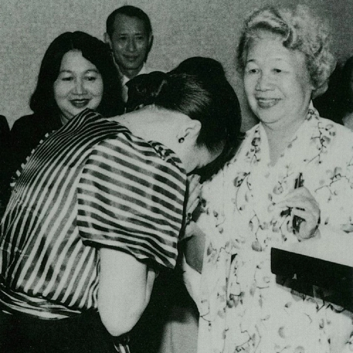 เป็นบุญตาที่ได้เห็น พระบรมฉายาลักษณ์ สมเด็จพระนางเจ้าฯ พระบรมราชินีนาถ ที่ทรงมีต่อหม่อมหลวงบัว กิติยากร พระมารดา (ภาพชุด)