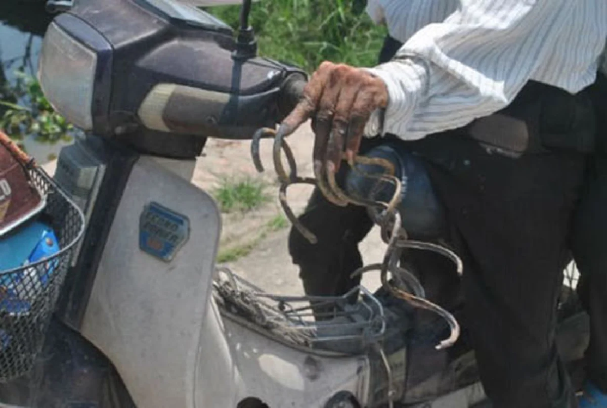 ยิ่งกว่าหมาหวงราง !!! หนุ่มสุดแปลก ไม่ยอมอาบน้ำ - ขอแยกนอนกับภรรยา ฟังเหตุผลแล้วจุกแทน อะไรมันจะขนาดนั้น!!!