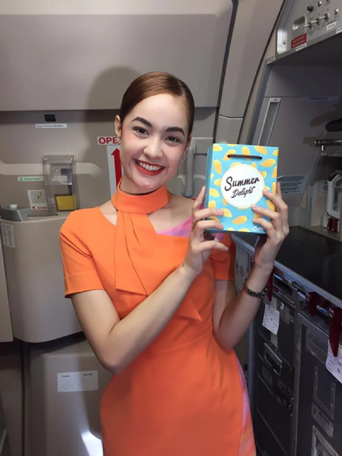 ส่องตาแตก!!! โซเชียลแห่ชมภาพ "น้องลูกน้ำ" แอร์โฮสเตสสาวน่าฮัก ที่หนุ่มๆ อยากรุมแจกขนมจีบ ขนาด "วู้ดดี้" ยังแชร์ลงแฟนเพจ (ชมภาพ)