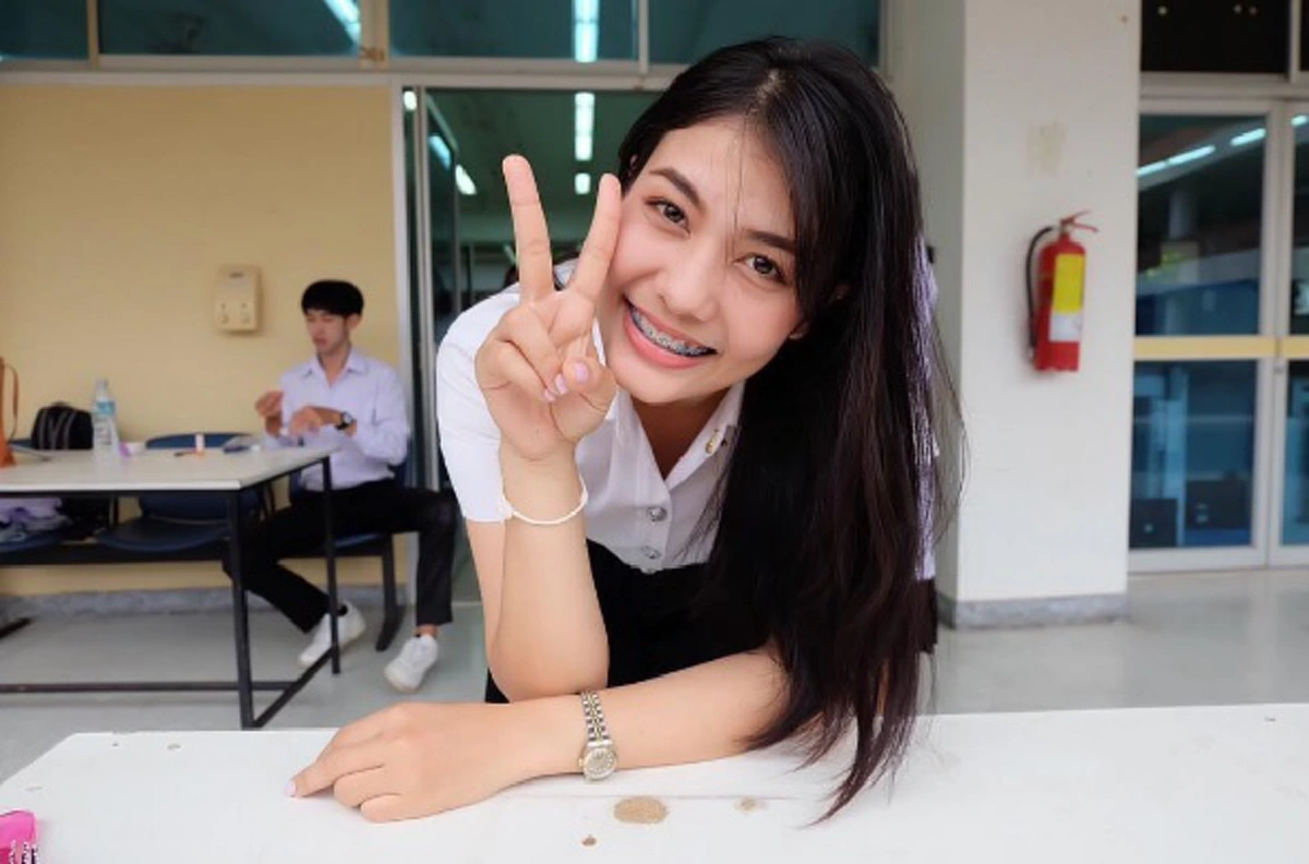 กระหึ่มโซเชียล!!ชาวเน็ตตาดีเห็น "คุณเเม่น้ำตาล ชลิตา" ทำหน้าที่แข็งขันในร้านอาหาร อดชื่นชมไม่ได้ใช้ชีวิตติดดินแม้ลูกสาวดังระดับโลก??? (ภาพ)