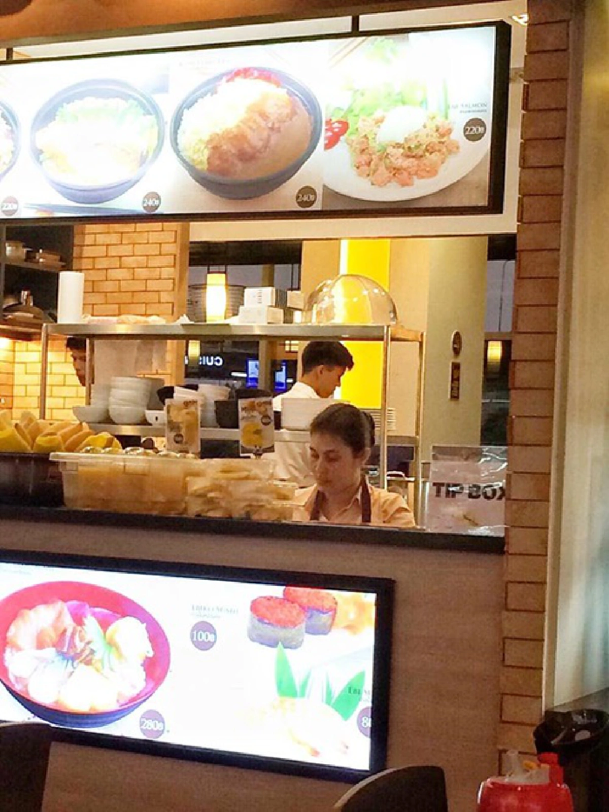 กระหึ่มโซเชียล!!ชาวเน็ตตาดีเห็น "คุณเเม่น้ำตาล ชลิตา" ทำหน้าที่แข็งขันในร้านอาหาร อดชื่นชมไม่ได้ใช้ชีวิตติดดินแม้ลูกสาวดังระดับโลก??? (ภาพ)