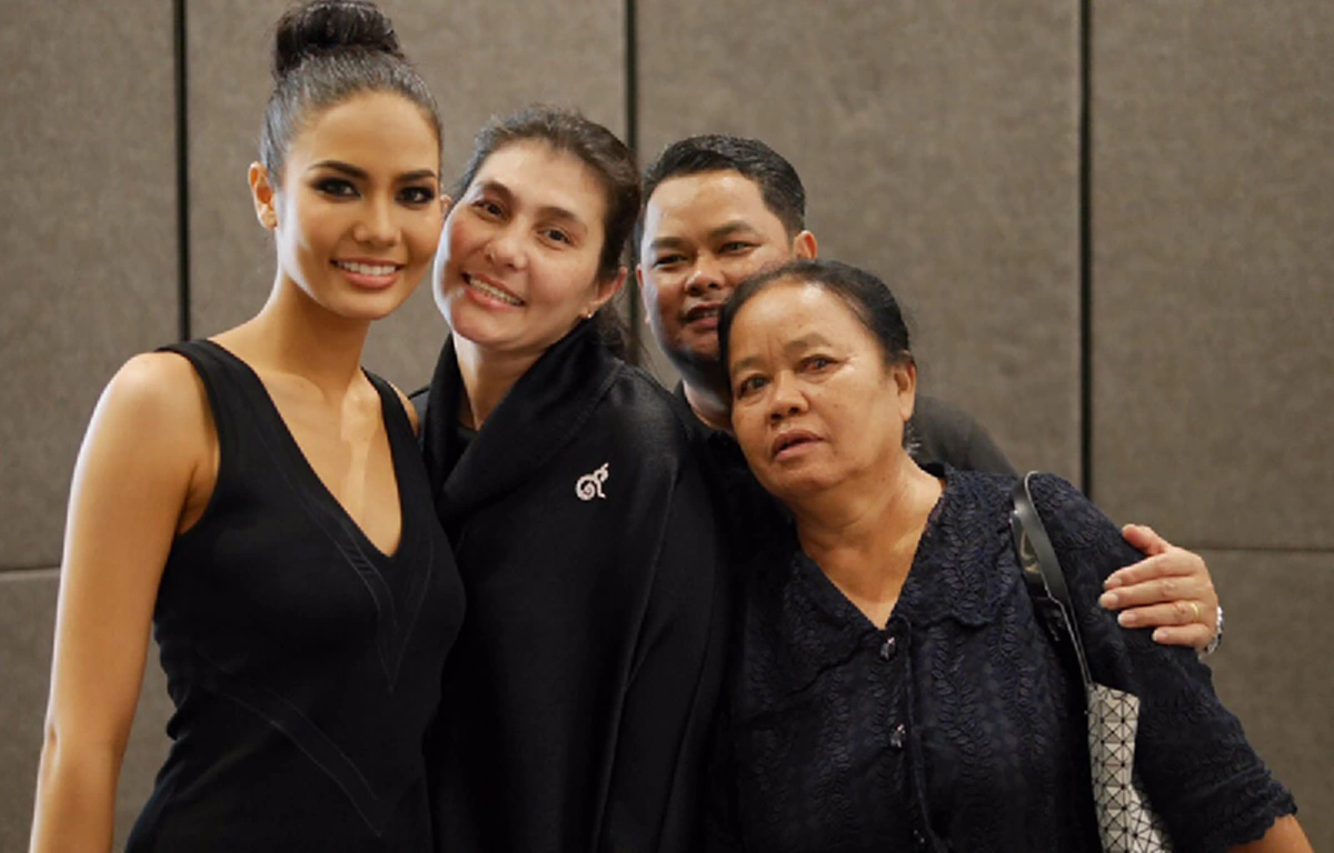 กระหึ่มโซเชียล!!ชาวเน็ตตาดีเห็น "คุณเเม่น้ำตาล ชลิตา" ทำหน้าที่แข็งขันในร้านอาหาร อดชื่นชมไม่ได้ใช้ชีวิตติดดินแม้ลูกสาวดังระดับโลก??? (ภาพ)