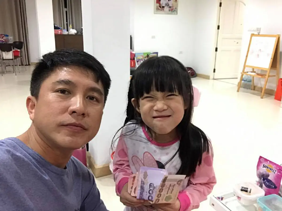 ***หายหน้าหายตาไปนาน !! ส่องภาพครอบครัว อดีตนักร้องดัง "อุเทน พรหมมินทร์" ที่หลายคนไม่เคยเห็นมาก่อน อบอุ่นจนน่าอิจฉา !?