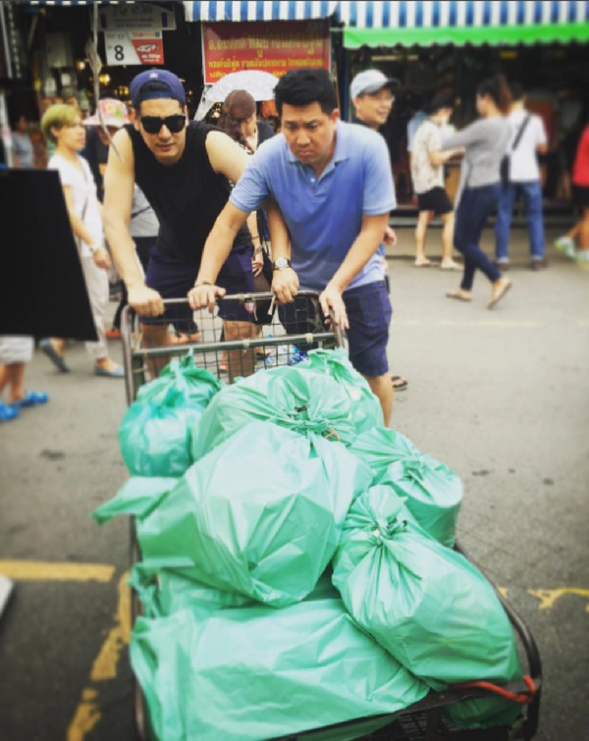 **ช็อกกันทั้งเมือง !!! พระเอกดัง "วี วีรภาพ" ล่าสุดชีวิตพลิกผันกลายเป็นพ่อค้าตลาดนัด !!??