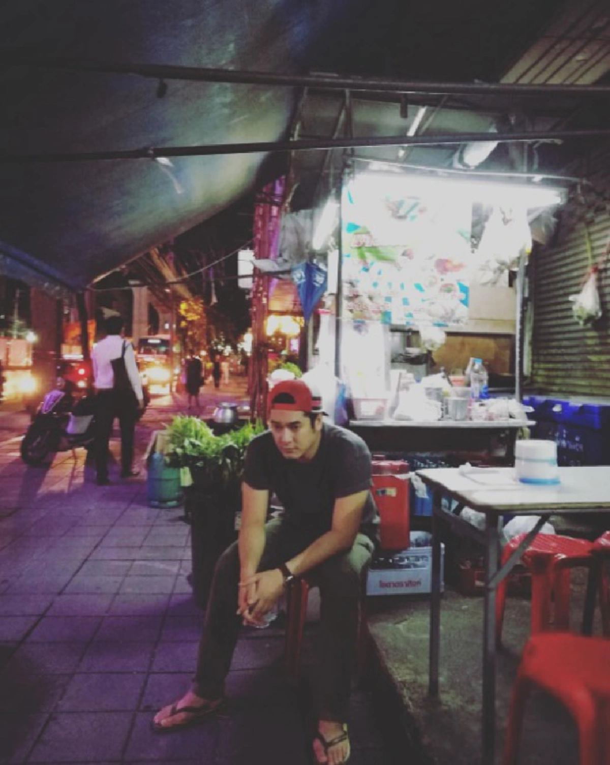 แทบไม่อยากเชื่อ !!! พระเอกดัง "วี วีรภาพ" ล่าสุดชีวิตพลิกผันกลายเป็นพ่อค้าตลาดนัด !!??
