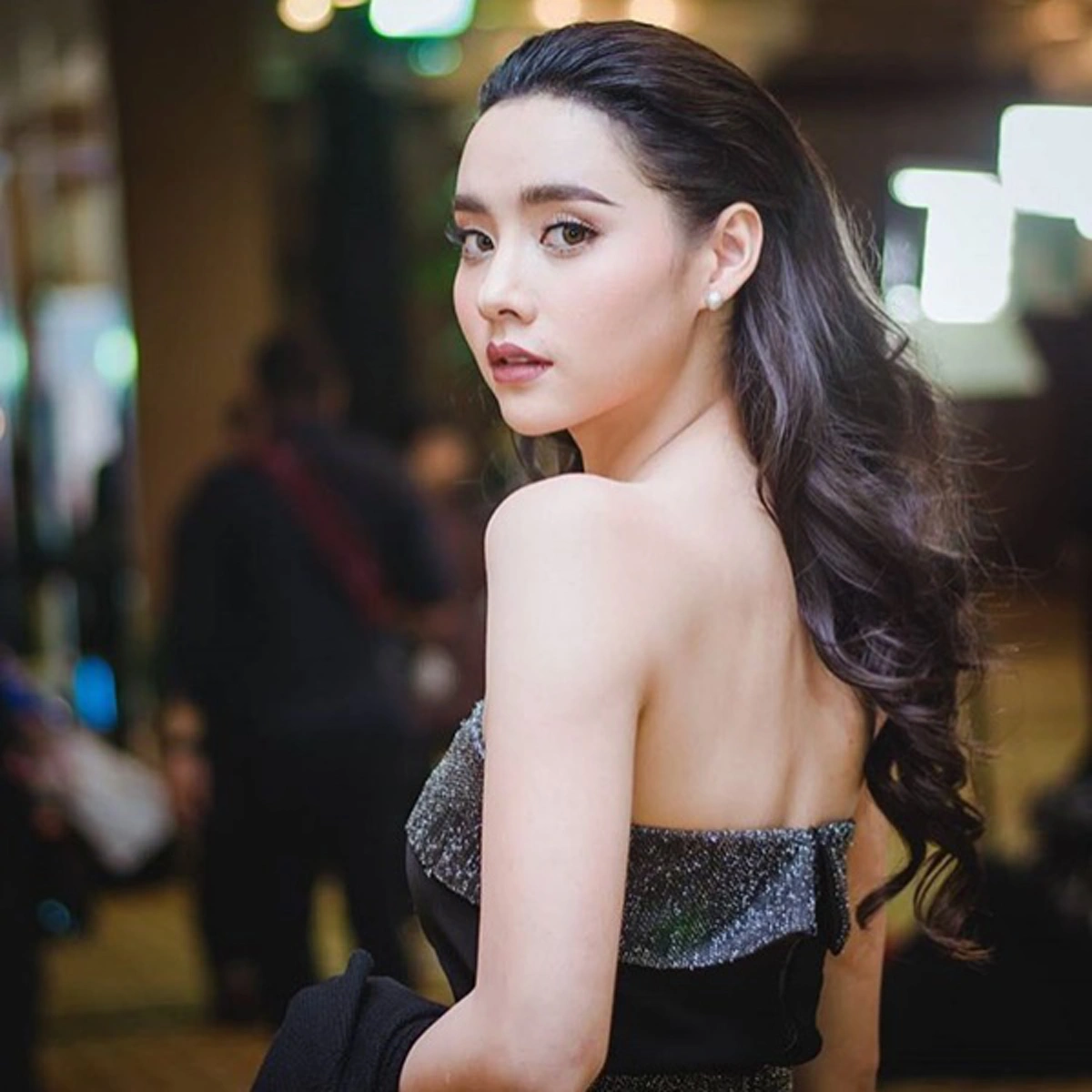 #สะเทือนวางบันเทิง!! เปิดภาพ "นางเอกใหม่ไฟแรง" ที่ผู้จัดดันขึ้นแท่น หลัง "ใหม่ ดาวิกา" ไม่ต่อสัญญาทางช่อง !! (ชมภาพ)