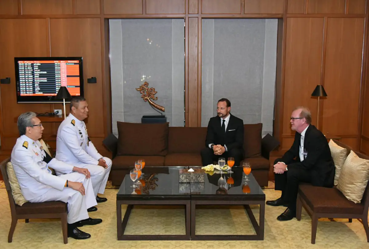 เจ้าฟ้าชายโฮกุน มกุฎราชกุมารแห่งนอร์เวย์ เสด็จฯถึงไทยแล้ว เพื่อทรงเข้าร่วมพระราชพิธีถวายพระเพลิงพระบรมศพในหลวง ร.๙