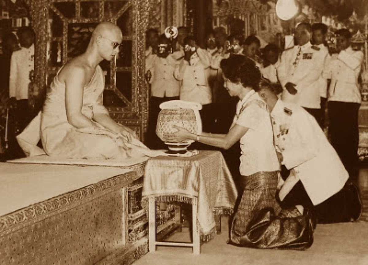 ภาพแห่งความประทับใจ!! เผยเรื่องราวสุดตื้นตัน ของพสกนิกรที่ได้ใส่บาตรกับในหลวง ร.๙ สมัยทรงผนวชเป็นพระภิกษุ (มีคลิป)