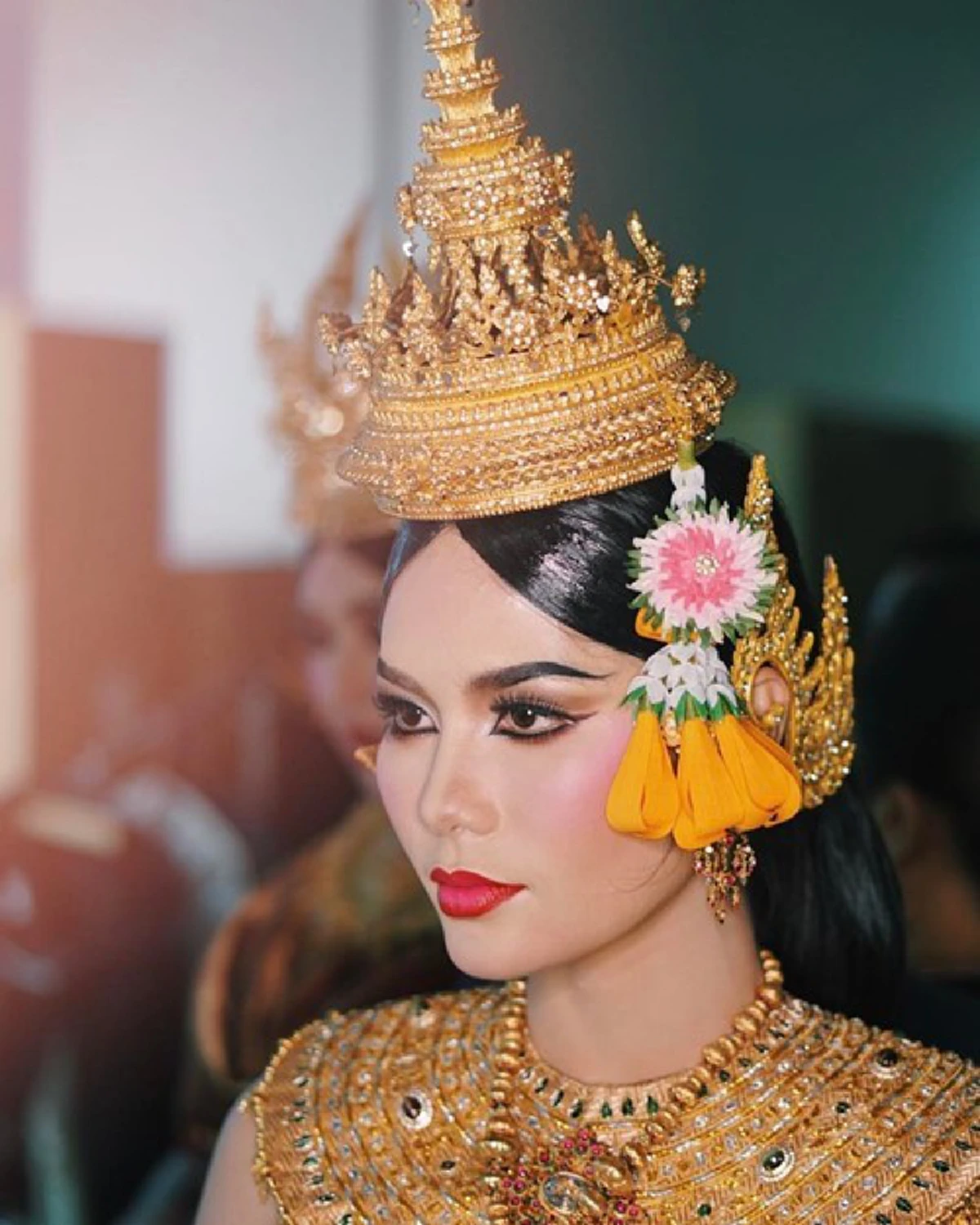 งดงามราวนางในวรรณคดี!!! "น้ำตาล ชลิตา" รำแก้บน เข้ารอบ 6 คน "Miss Universe" สวมชุดไทยโบราณ มูลค่าเป็นล้าน!!! (มีภาพ)