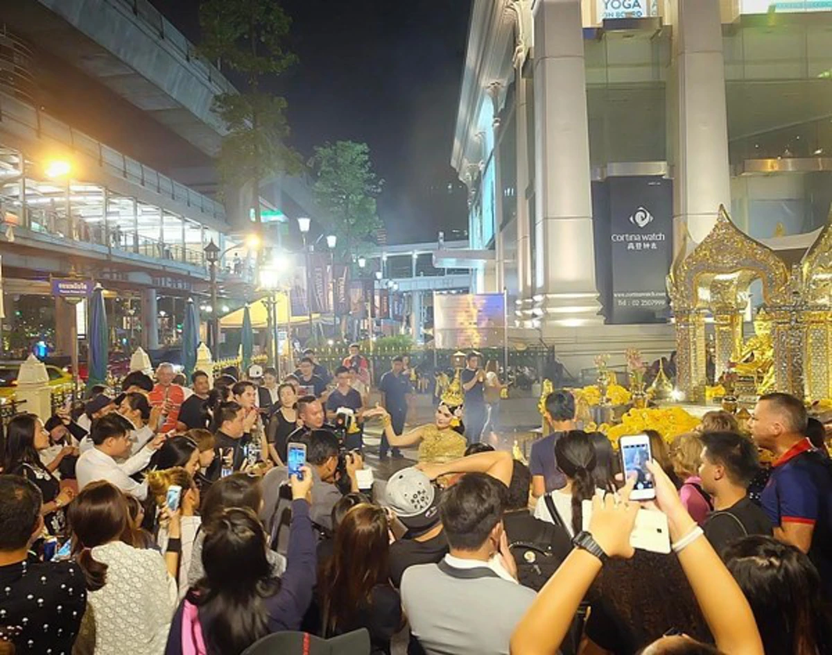 ราวเทพอัปสรบนพื้นดิน!!! "น้ำตาล ชลิตา" สวมชุดไทยราคาหลักล้าน รำแก้บนกลางเมือง ออกแบบจากชุดเจ้านายโบราณ สมัยอยุธยา #งามโลกตะลึง