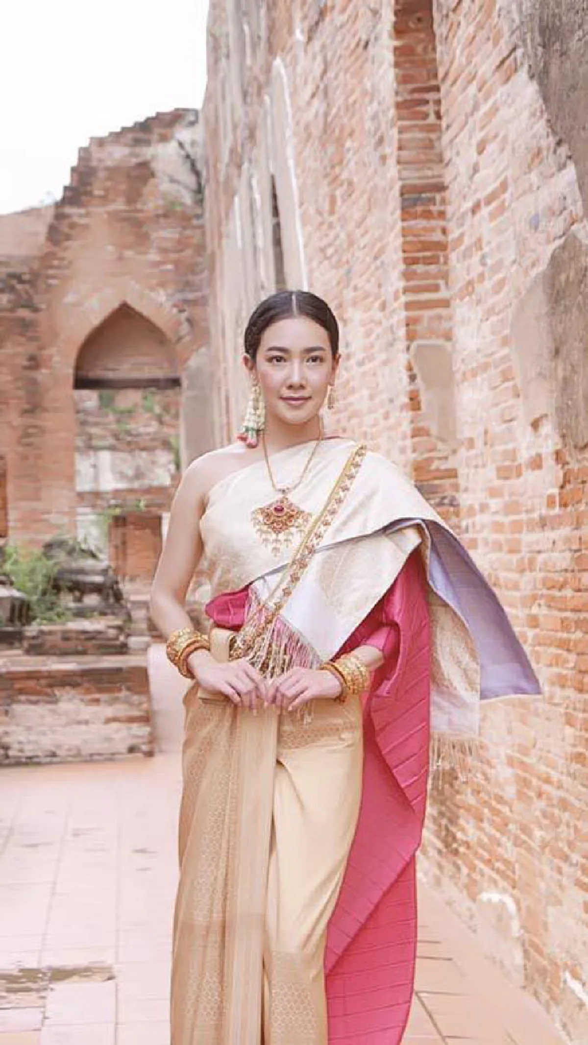 สวยงามอย่างไทย!!   นุ่น วรนุช แต่งองค์ทรงเครื่องด้วยชุดไทยงามสง่า ร่ายรำตระนิมิตร ถวายสิ่งศักดิ์สิทธิ์ ที่จังหวัดอยุธยา  (ชมคลิป)