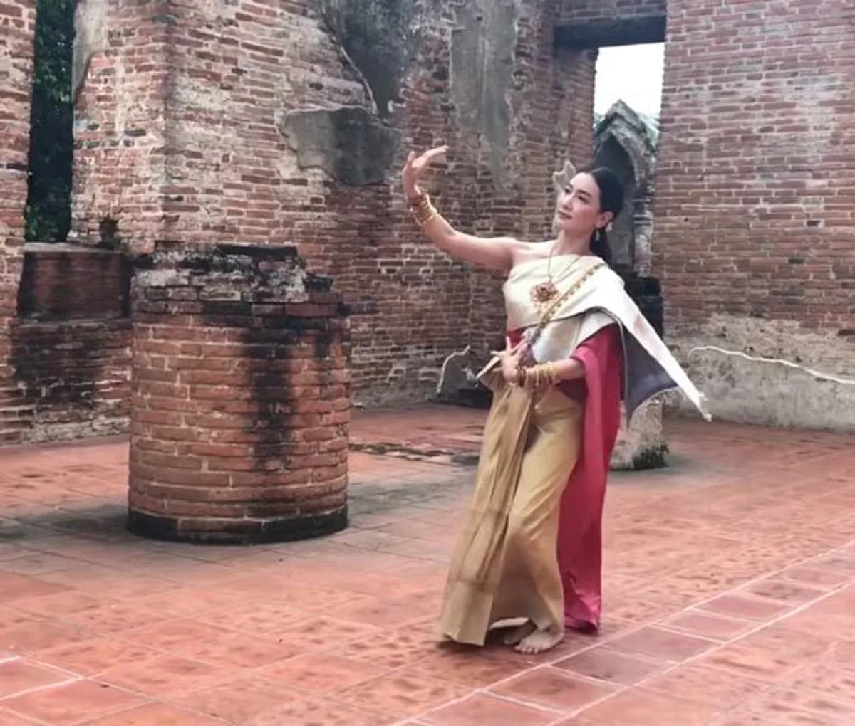 สวยงามอย่างไทย!!   นุ่น วรนุช แต่งองค์ทรงเครื่องด้วยชุดไทยงามสง่า ร่ายรำตระนิมิตร ถวายสิ่งศักดิ์สิทธิ์ ที่จังหวัดอยุธยา  (ชมคลิป)